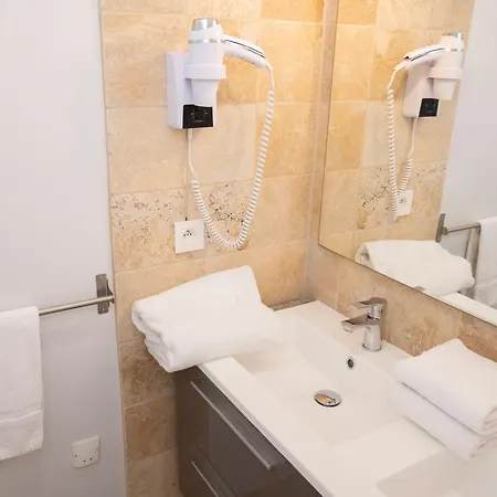 - A Deux Pas De L'eau