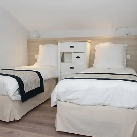 - A Deux Pas De L'eau