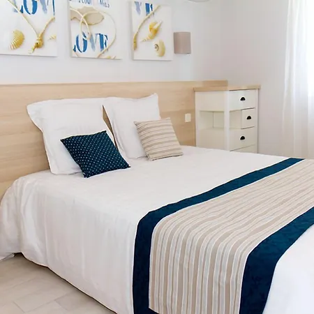 - A Deux Pas De L'eau