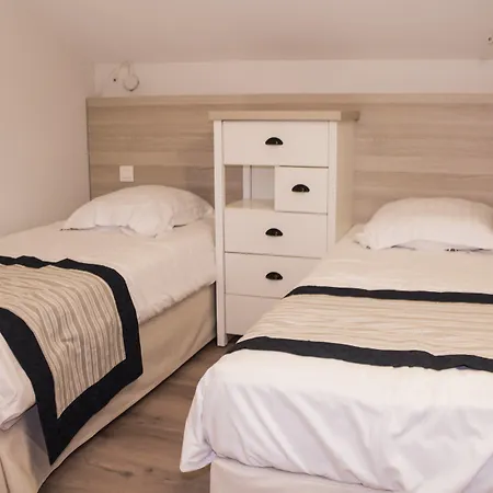 - A Deux Pas De L'eau 4*