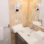 - A Deux Pas De L'eau