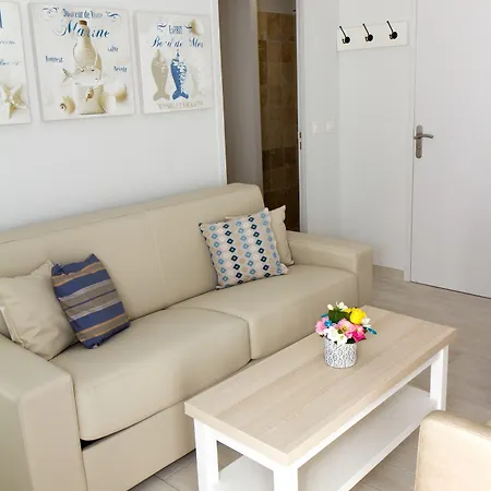 - A Deux Pas De L'eau