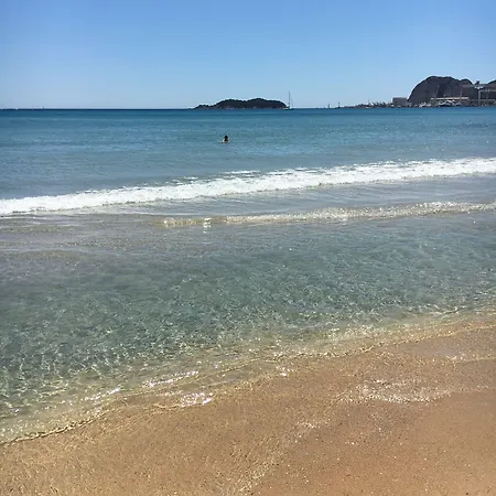 - A Deux Pas De L'eau