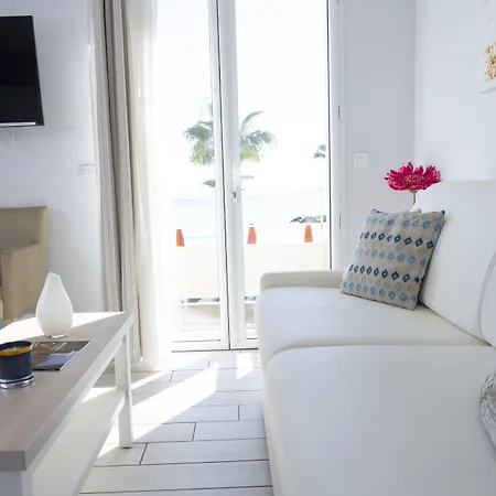 - A Deux Pas De L'eau